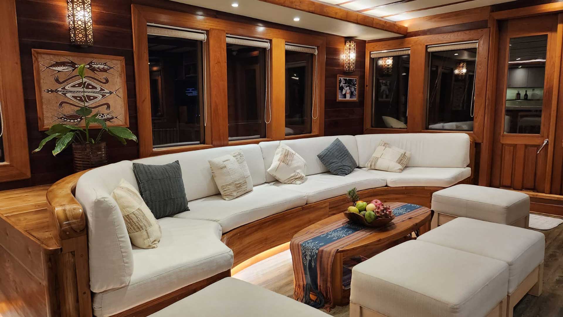 EYOS Expeditions | Lamima Interior | Saloon